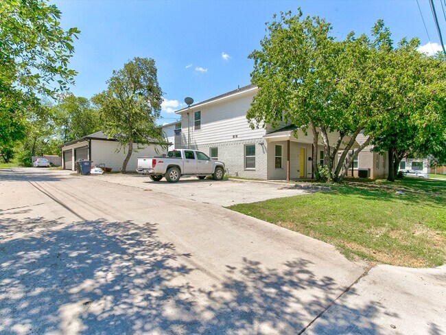 Primary Photo - 2313 W Devitt St