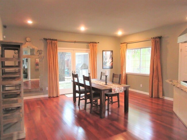 Building Photo - Furnished 3-bedroom in Travis Heights with Downtown Views!