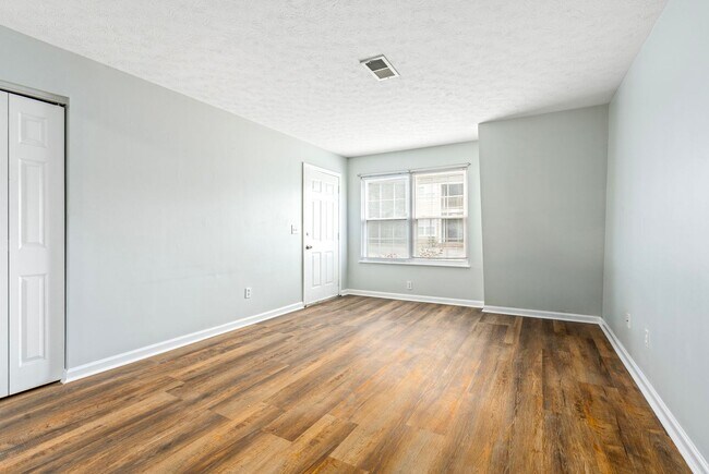 Building Photo - 210 N Ross St