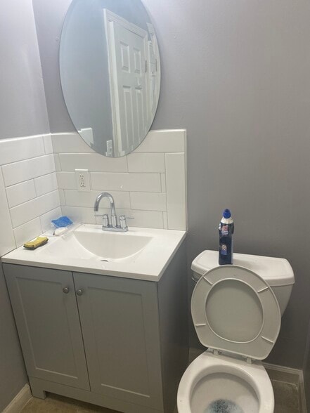 Building Photo - 564 King St