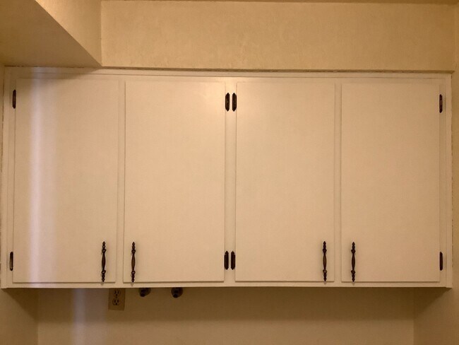 Building Photo - Townhouse Style Apartment with Private Out...