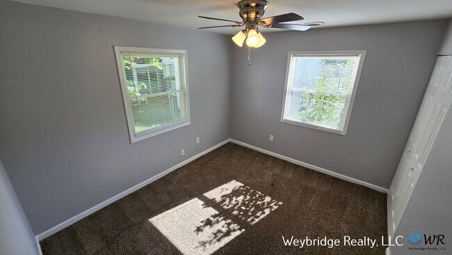 Building Photo - 3 bed 1 bath in Northbook on corner of Lor...