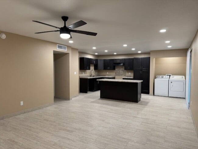 Building Photo - 3 Bedroom 2 Bathroom House FOR RENT