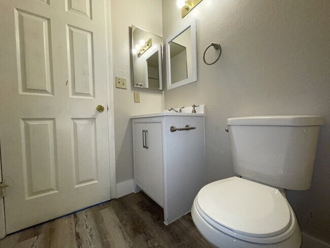 Building Photo - 2 bed 2 bath central location.