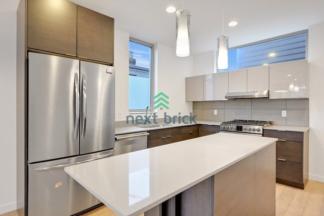 Building Photo - A beautiful 3 bed and 2 bathroom townhouse for rent