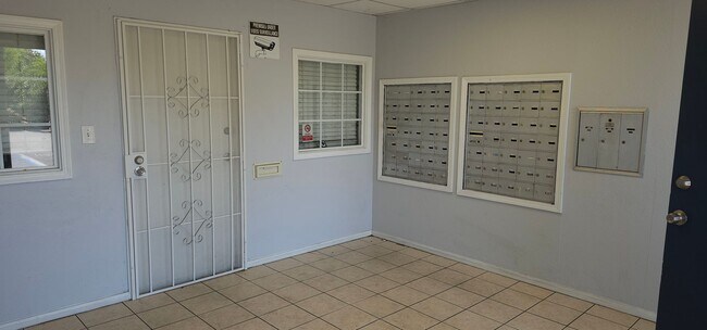 Building Photo - (Section-8 Ok) 3-Bed Apartment home with C...
