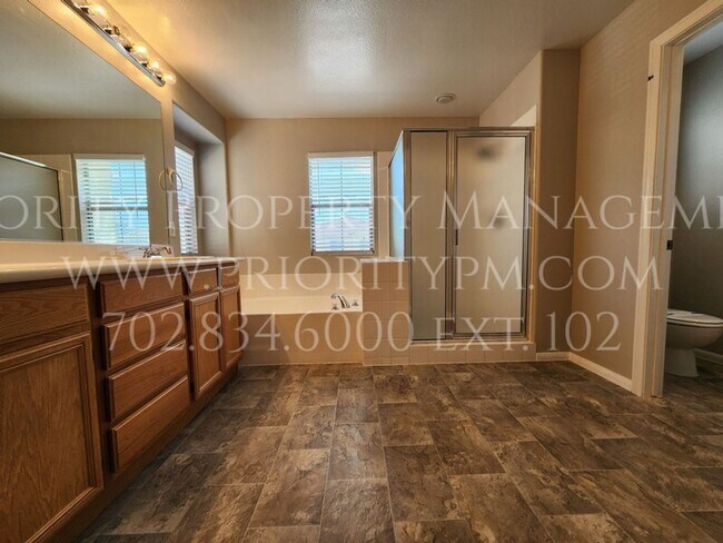 Building Photo - 3 Bedroom, 2 1/2 BATH SPACIOUS!~Updated Pa...
