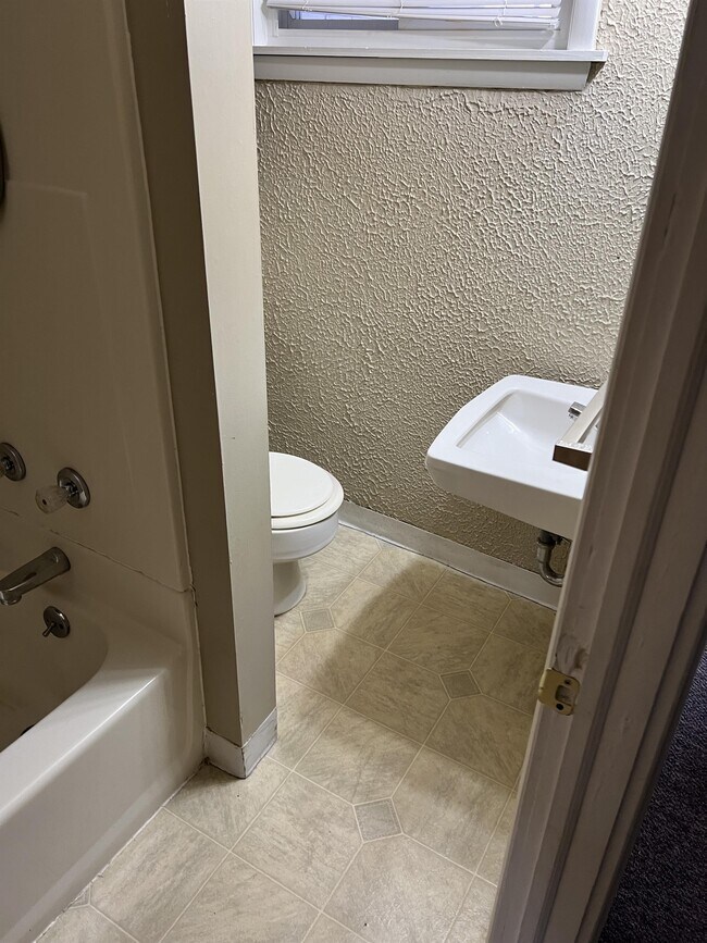 Building Photo - 204 N 12th Ave