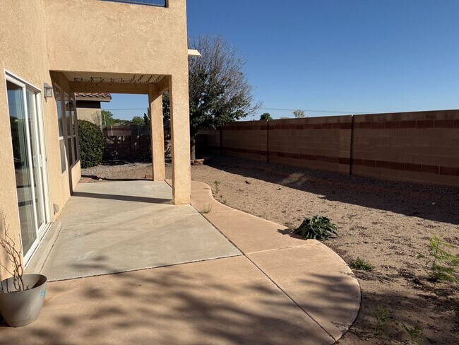 Building Photo - Spacious 4 Br, 2.5 Ba with 2 living areas, loft, kitchen appliances, 2 car garage.