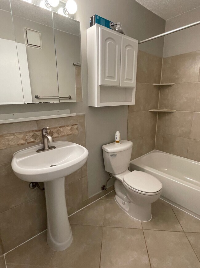 Building Photo - 760 W Village Rd