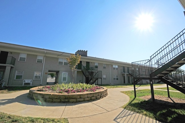 Building Photo - Medallion Court