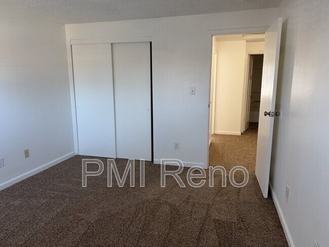 Building Photo - 1424 E 9th St