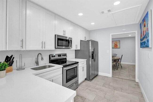 Building Photo - 2160 NE 56th St