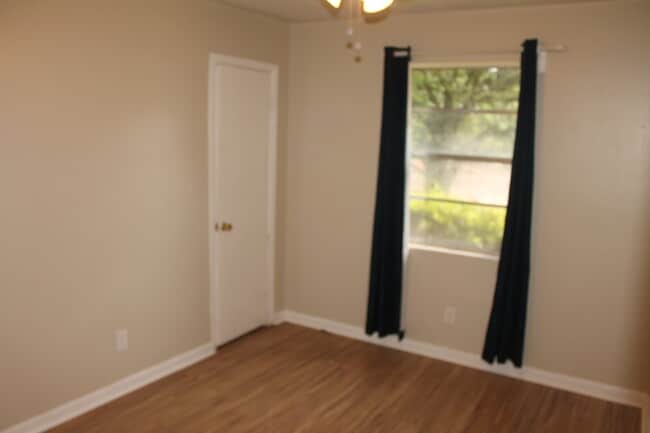 Building Photo - 1002 Centerwood Dr