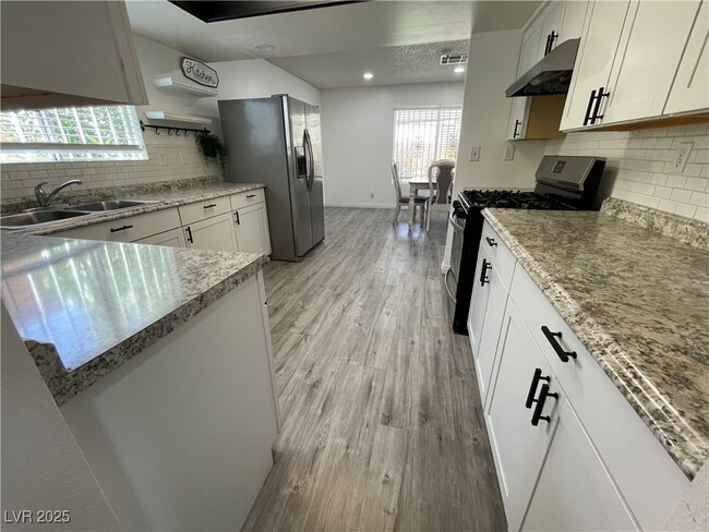 Building Photo - 5005 Celebrity Cir