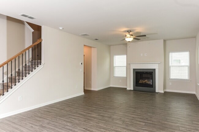 Building Photo - 5915 Green Ash Ct