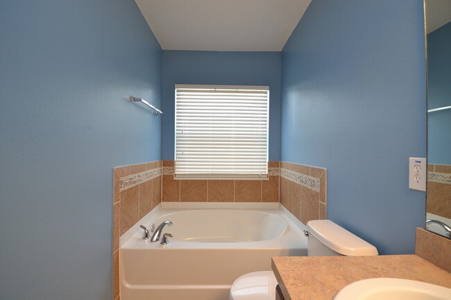 Building Photo - Gorgeous 3/2.5 Townhome in Gated Community...