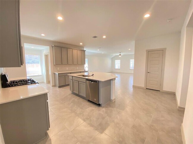 Building Photo - 3306 Silverton Dr