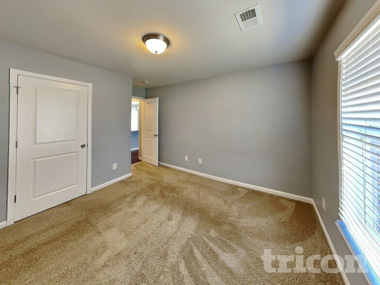 Building Photo - 474 Finch Ln