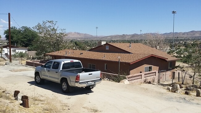 Building Photo - 56565 Sunnyslope Dr