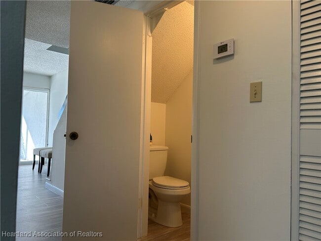 Building Photo - 2016 Lakeview Dr