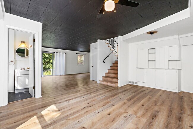 Building Photo - 318 NW Woodland Rd