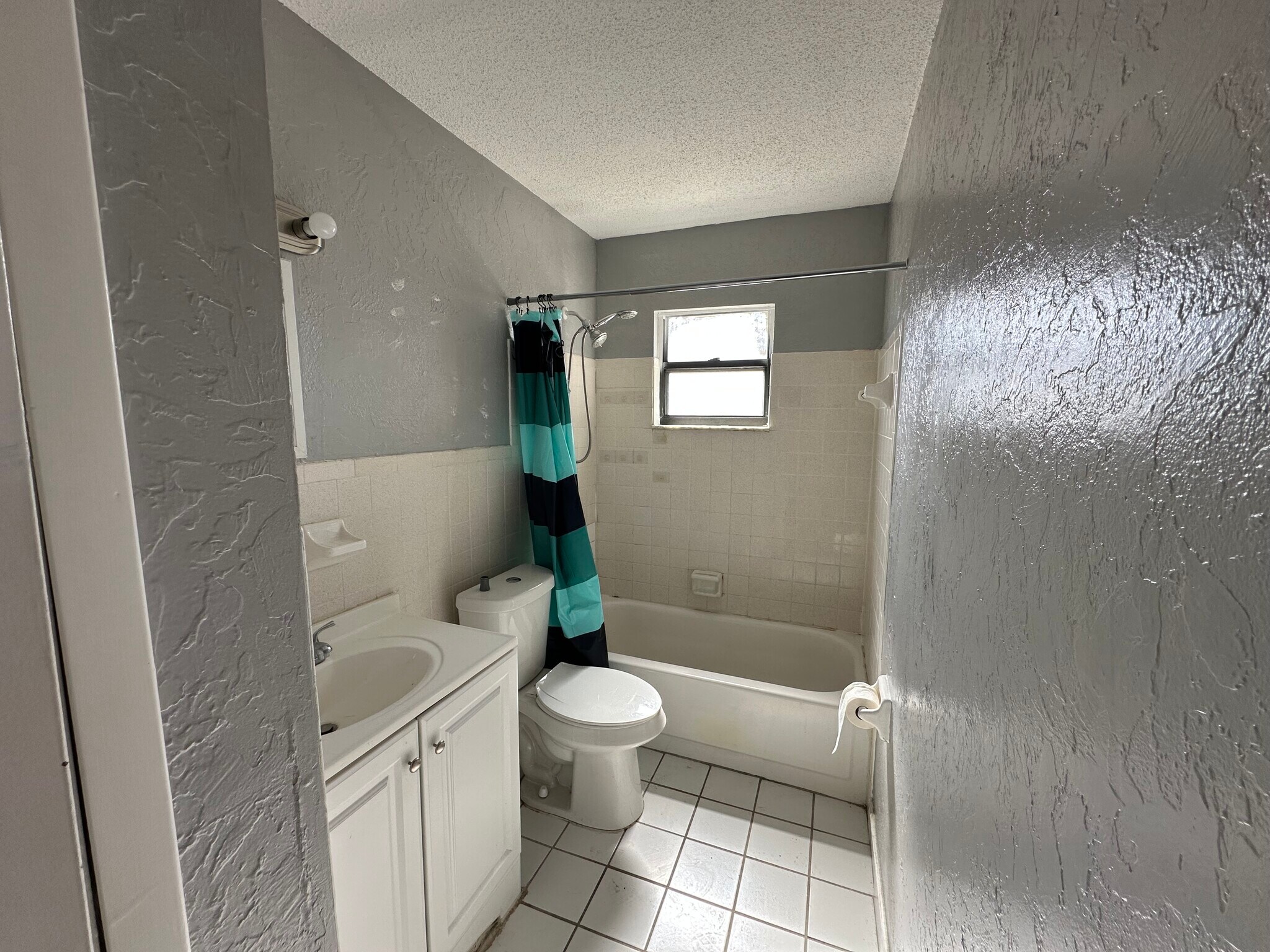 Bath - 331 Blanco Ct