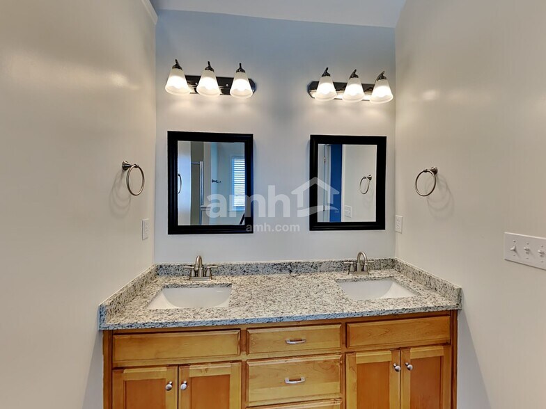 Building Photo - 3058 Romain Trail