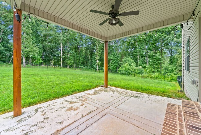 Building Photo - Pet Friendly Four Bedroom!