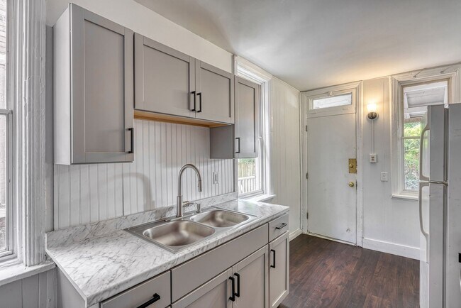 Building Photo - Newly Renovated 3 Bedroom, 1 Bathroom Townhouse