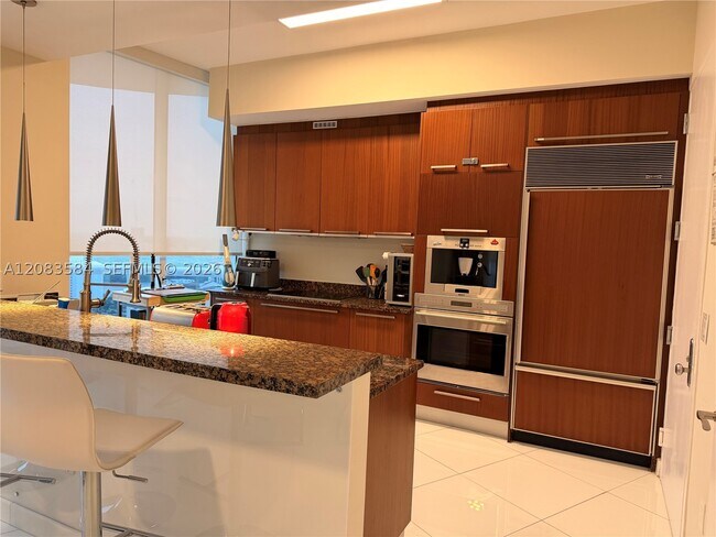 Building Photo - 15811 Collins Ave