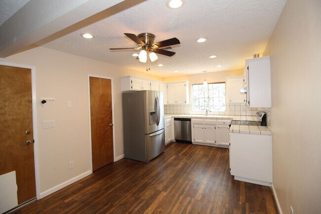 Building Photo - Cute NE Fresno Home near SHopping, Schools and Resturants