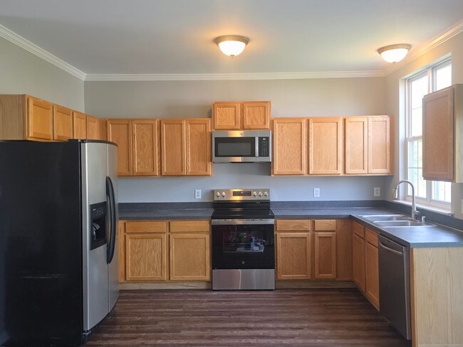 Building Photo - End Unit Townhouse in Brennan Estates- 2 B...