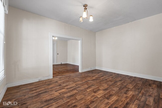 Building Photo - 2 bed 1 Bath Duplex