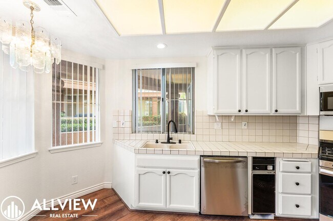 Building Photo - Beautiful Ground Level 2 Bedroom, 2 Bathro...