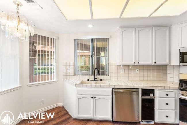 Building Photo - Beautiful Ground Level 2 Bedroom, 2 Bathroom Condo Available Now in Lake Forest!