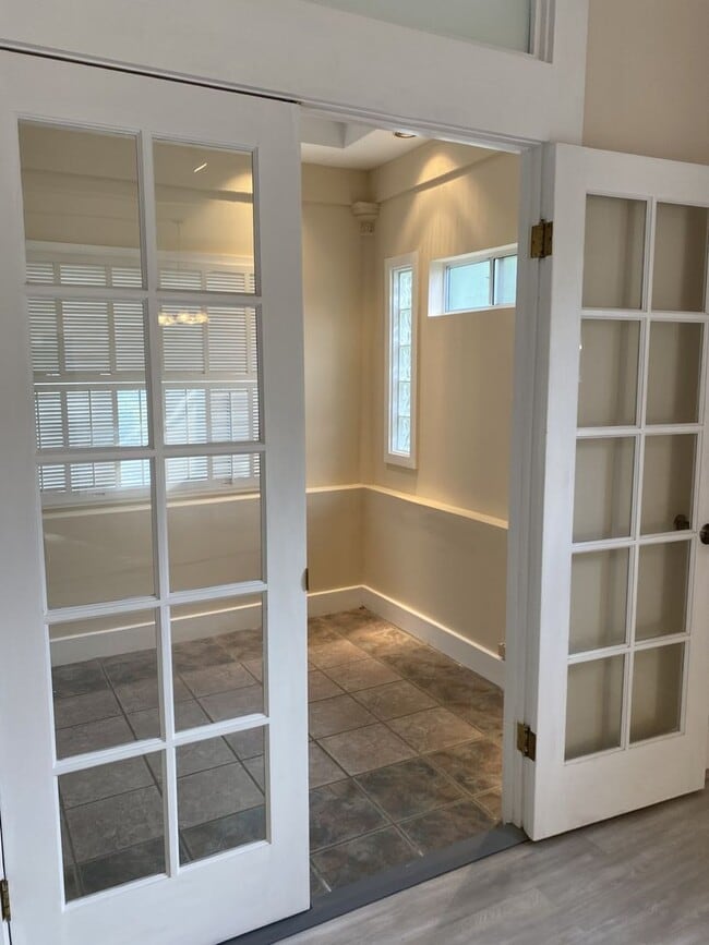 Building Photo - w2152k