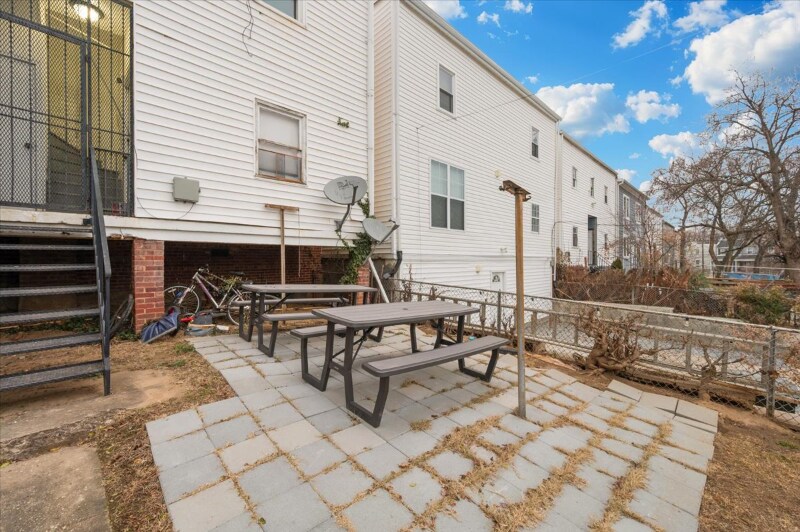 Building Photo - 1359 Bryant St NE