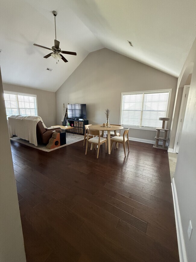 Building Photo - 607 Hollow Crst