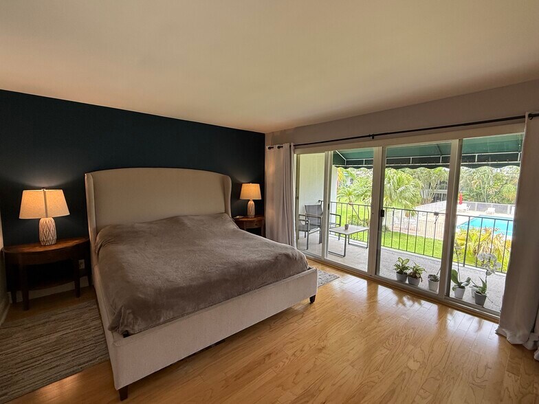 Primary bedroom - 386 Golfview Rd