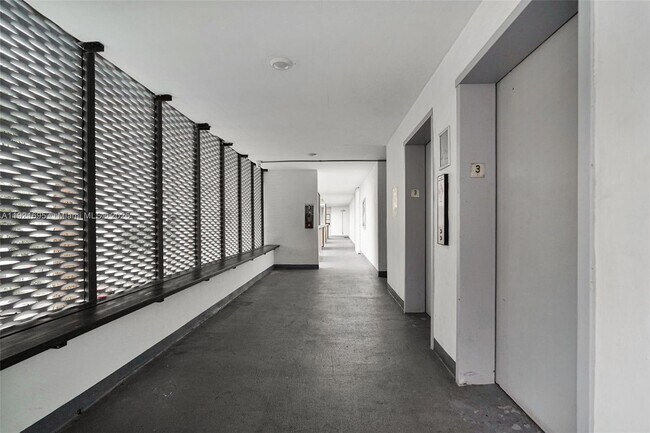 Building Photo - 3401 N Country Club Dr