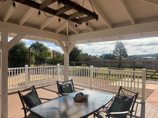 Building Photo - Beautiful Templeton Home on Large Lot