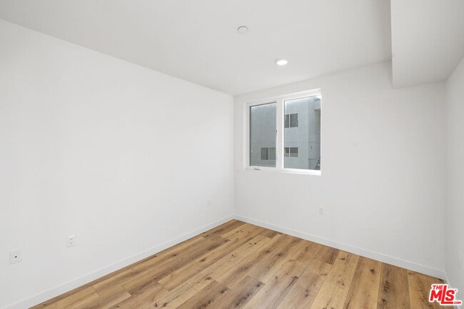 Building Photo - 5229 Willowcrest Ave