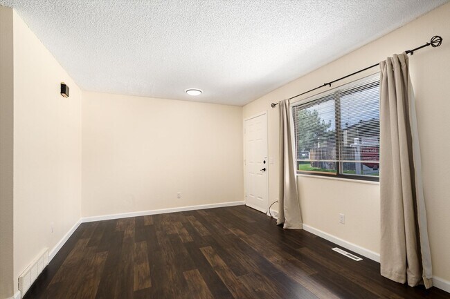 Building Photo - 2 bedroom 2 1/2 bath Updated townhome in Lakewood!