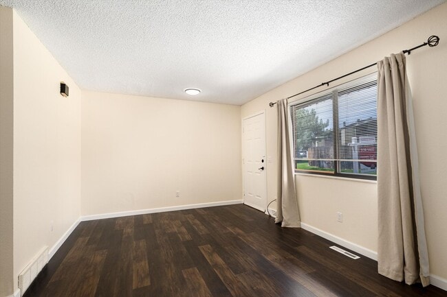 Building Photo - 2 bedroom 3 bath Updated townhome in Lakewood!