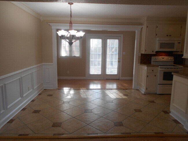 Building Photo - 2 bedroom townhome blocks from the beach.