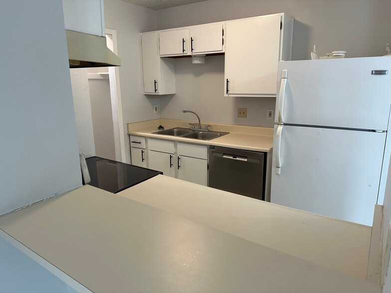 Building Photo - 6303 Waddesdon Wood