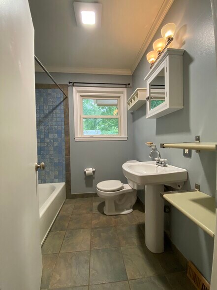 Building Photo - 627 mayview dr