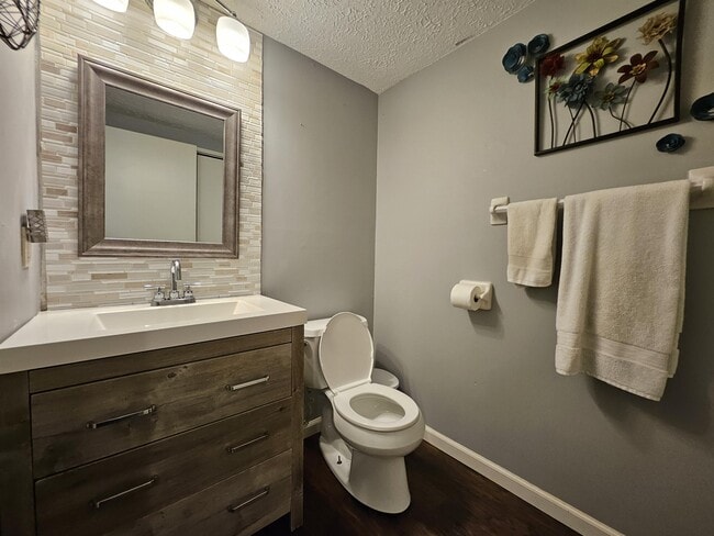 Building Photo - 7645 Bayridge Dr