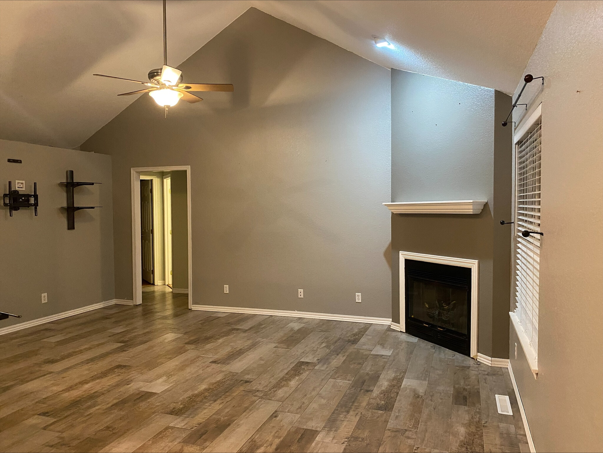 living area - 1825 Mountain Ash Dr